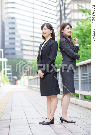 ２人のスーツ姿の女性の写真素材