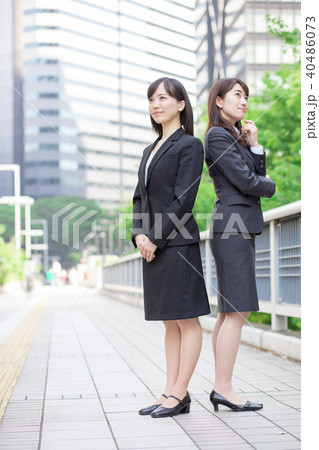 2人のスーツ姿の女性 2人のスーツ姿の女性 40486073