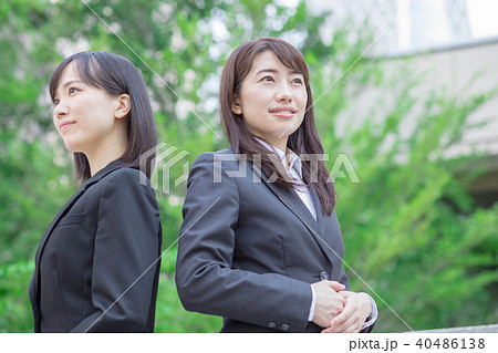 ２人のスーツ姿の女性の写真素材