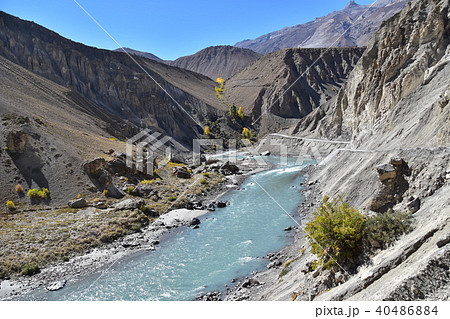 インドの山岳地帯　スピティ谷の絶景　タボ村からカザまでの景色　美しい山と川 40486884