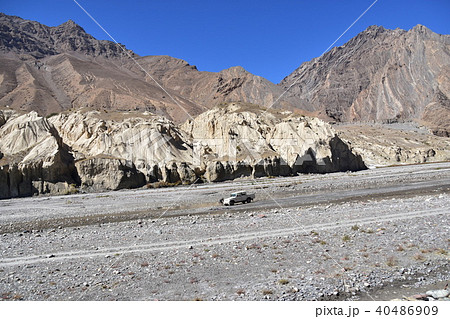インドの山岳地帯　スピティ谷の絶景　タボ村からカザまでの景色　美しい山と川　河川敷に停まっている車 40486909