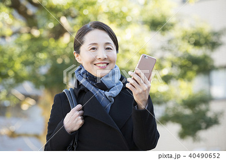 屋外の中高年女性・スマートフォン 屋外の中高年女性・スマートフォン 40490652