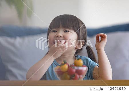 トマトを食べる女の子 40491059