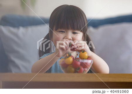 トマトを食べる女の子 40491060
