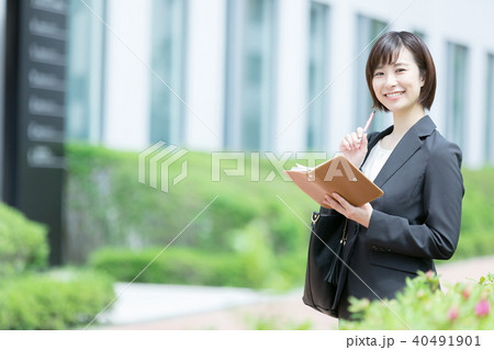 オフィス街 スーツの女性 オフィスレディ OL ビジネス スーツ ポートレート リクルート オフィス街 スーツの女性 オフィスレディ OL ビジネス スーツ ポートレート リクルート 40491901