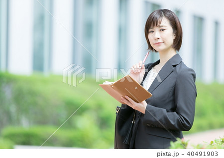オフィス街 スーツの女性 オフィスレディ OL ビジネス スーツ ポートレート リクルート オフィス街 スーツの女性 オフィスレディ OL ビジネス スーツ ポートレート リクルート 40491903