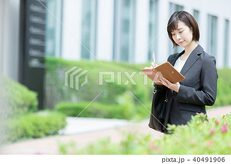 オフィス街 スーツの女性 オフィスレディ OL ビジネス スーツ ポートレート リクルート オフィス街 スーツの女性 オフィスレディ OL ビジネス スーツ ポートレート リクルート 40491906