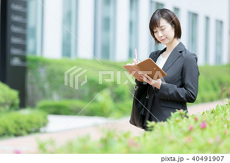 オフィス街　スーツの女性　オフィスレディ　OL　ビジネス　スーツ　ポートレート　リクルート 40491907