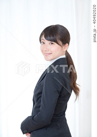 スーツ姿の女性 女性会社員 オフィスレディ Ol 新入社員 新人 初々しい の写真素材 4049