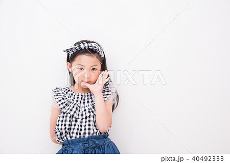 お洒落な小学生の女の子の写真素材