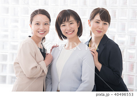 笑顔のビジネスウーマン 3人 若い日本人女性の写真素材