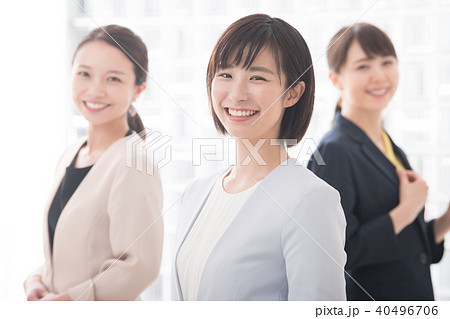 笑顔のビジネスウーマン 3人 若い日本人女性の写真素材