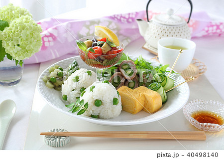 豆ごはんおにぎりのワンプレート 40498140