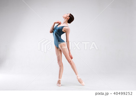 Slim beautiful ballerina on white backgorund 40499252
