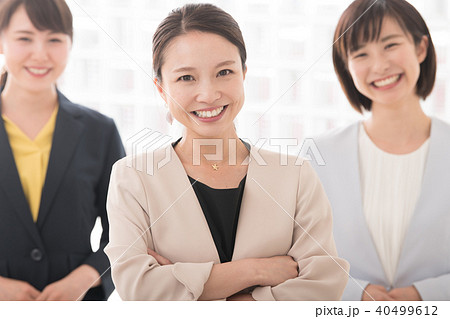 ビジネスウーマン 笑顔の女性 先輩 後輩 同僚の写真素材 ビジネスウーマン 笑顔の女性 先輩 後輩 同僚の写真素材
