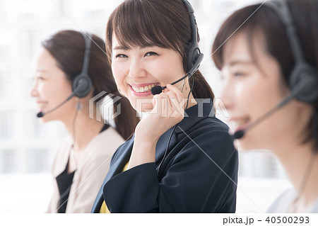 コールセンター オペレーターの女性3人の写真素材