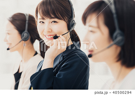 コールセンター オペレーターの女性3人の写真素材