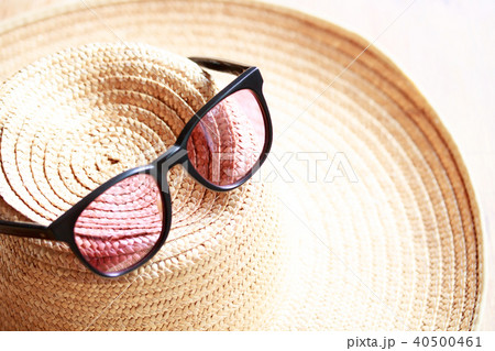 麦わら帽子とサングラス 麦わら帽子とサングラス 40500461