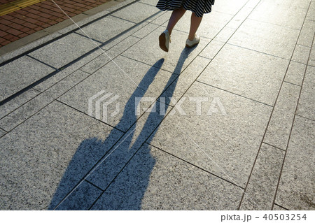 歩く女性のシルエット 40503254