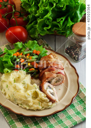 Chicken breast stuffed with champignon 40503364
