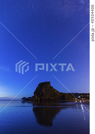 ニュージーランド ピハ ビーチ 星空とライオン ロックの写真素材