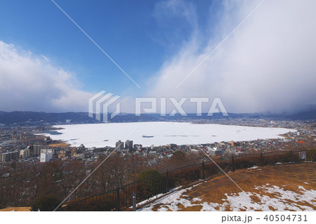 【長野県・観光名所】御神渡り・全面結氷の諏訪湖(コピースペース) 【長野県・観光名所】御神渡り・全面結氷の諏訪湖(コピースペース) 40504731