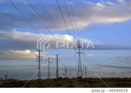 Electrical pylons  and wires 40504819