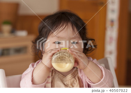 哺乳瓶でミルクを飲む赤ちゃん 哺乳瓶でミルクを飲む赤ちゃん 40507022