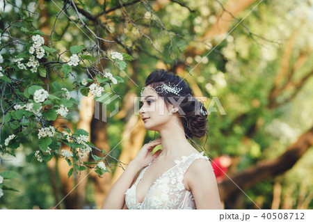bride in spring park 40508712