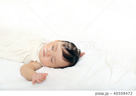 1人熟睡する女の子の赤ちゃん 1人熟睡する女の子の赤ちゃん 40509472
