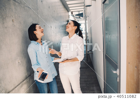 Female executives talking and laughing 40511082