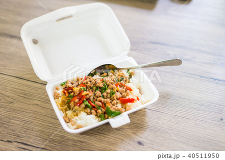 Rice topped with stir-fried pork and basil 40511950