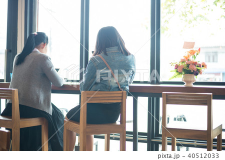 Two girl Sitting in a cafe 40512033
