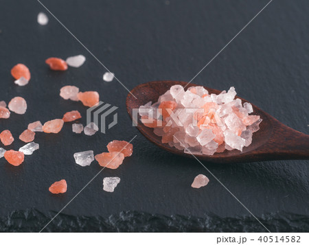Himalayan pink salt in crystals 40514582