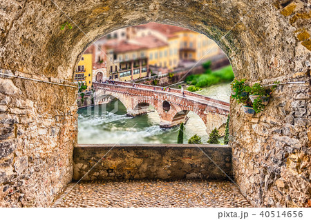 Rock balcony over stone bridge in Verona, Italy 40514656