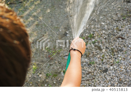 庭で水を撒く女の子 ホースで水をやる 庭で水を撒く女の子 ホースで水をやる 40515813