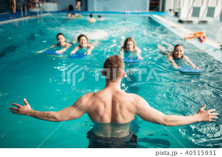 Trainer works with female group in swimming pool 40515931