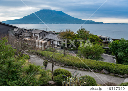 鹿児島　秋の仙巌園から見る桜島　日豊本線の鉄道　列車 40517340