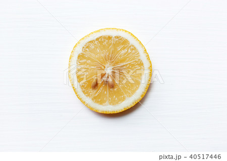 Fresh lemon slice  on  white. 40517446