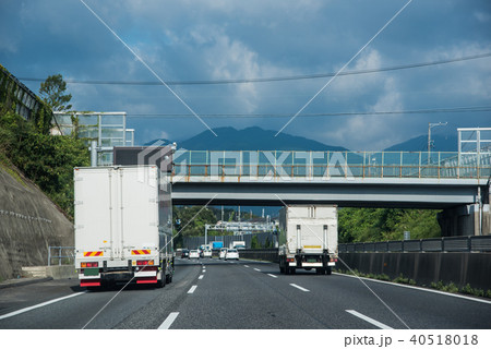 東名阪自動車道　朝の高速道路　トラック 40518018