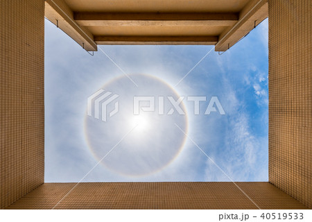 Sun halo 22 degrees from a rooftop above chengdu 40519533