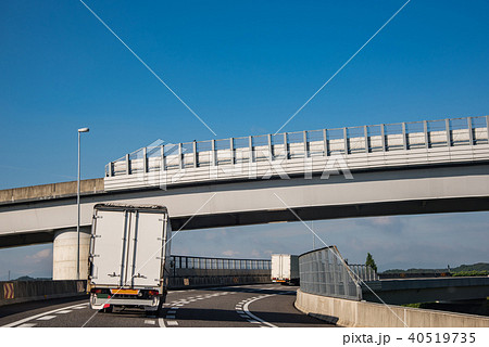 東名阪自動車道から新名神高速道路へ　朝の高速道路　亀山ジャンクション　トラック 40519735
