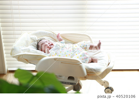 泣くあかちゃん 40520106