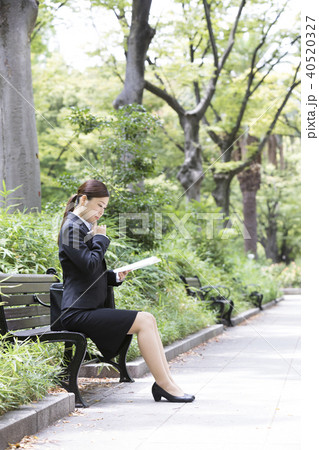 ノートを見ているスーツを着た日本人女性 40520327