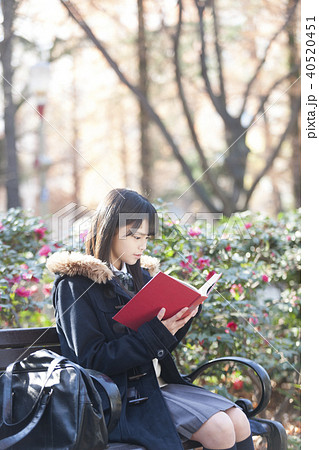 公園で読書する女子校生 40520451