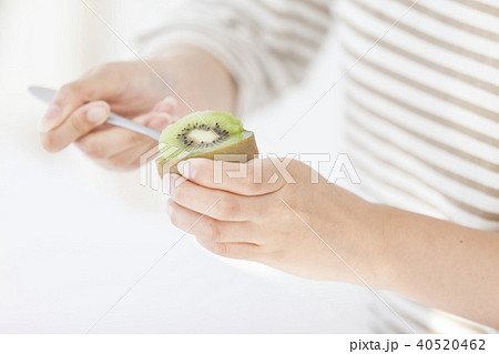 キウイフルーツを食べる日本人女性の手元 キウイフルーツを食べる日本人女性の手元 40520462