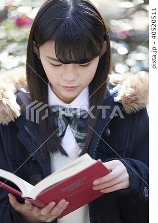 公園で読書する女子校生 40520511