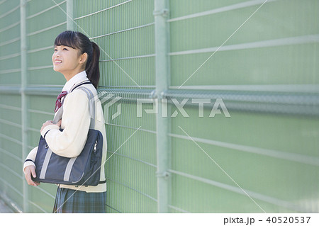 フェンスの前を立つ女子校生 フェンスの前を立つ女子校生 40520537