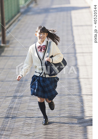走る女子校生の写真素材