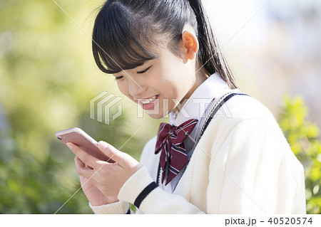 スマートフォンを見る女子校生 40520574